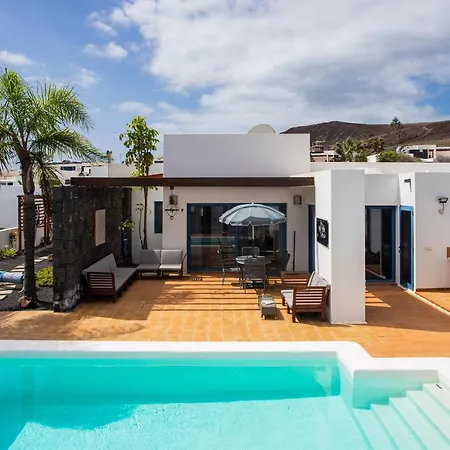 Captivating 2-bed In Villa Playa Blanca (Lanzarote)